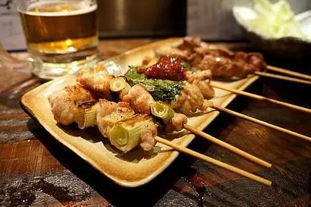 官方回应烧烤店泔水桶捞出肉串再烤事件