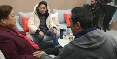 邓超发文悼念朱媛媛，狗头表情引发争议
